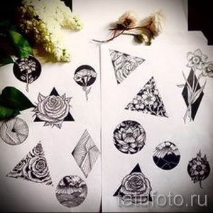 Фото тату: коллекция небольших эскизов с изображением цветов, геометрических фигур и узоров, выполненных в технике тонкой графики.