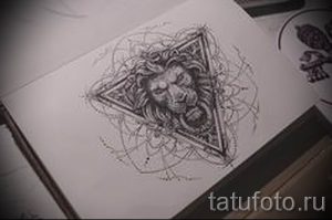 Черно-белый эскиз татуировки с изображением головы льва, заключенной в треугольник, выполненный в реалистичном стиле с детализированной проработкой гривы.
