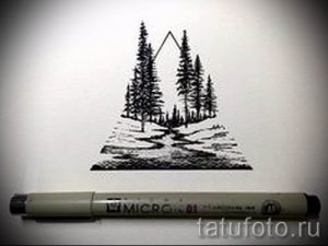 Черно-белый эскиз татуировки с изображением леса и гор, заключенного в треугольник, выполненный в технике графики с детализированной проработкой.