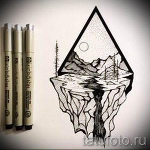 Черно-белый эскиз татуировки с изображением парящего острова с горами и лесом, заключенного в треугольник, выполненный в технике графики.