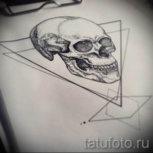 Черно-белый эскиз татуировки с изображением черепа, заключенного в треугольник, выполненный в реалистичном стиле с использованием штриховки.