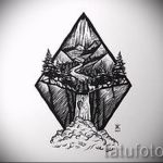 Черно-белый эскиз татуировки с изображением горного пейзажа, заключенного в ромб, выполненный в технике графики с детализированной проработкой.