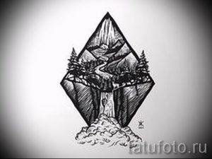 Черно-белый эскиз татуировки с изображением горного пейзажа, заключенного в ромб, выполненный в технике графики с детализированной проработкой.