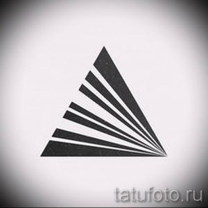 Простой черно-белый эскиз татуировки, изображающий абстрактный треугольник, состоящий из нескольких параллельных линий.