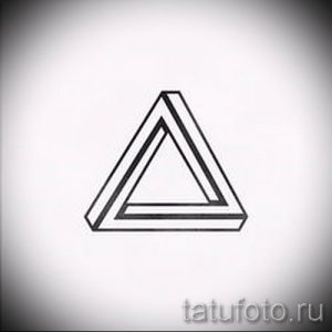 Фотография черно-белой татуировки с изображением треугольника Пенроуза, создающего оптическую иллюзию. Уникальный и загадочный рисунок для любителей головоломок.