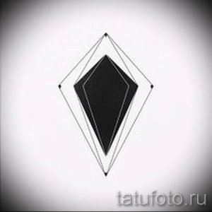 Фотография черно-белой татуировки с изображением ромба, заключенного в несколько контуров. Простой и стильный рисунок для любителей геометрии.