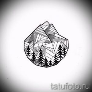 Фотография черно-белой татуировки с изображением леса, выполненного в геометрическом стиле, заключенного в треугольник. Детализированный рисунок с использованием линий и фигур.