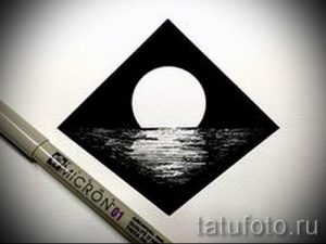 Эскиз татуировки с изображением солнца, восходящего над водой, заключенного в ромб. Минималистичный и графичный рисунок.