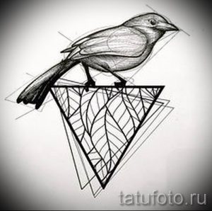 Эскиз татуировки с изображением птицы, сидящей на треугольнике, выполненный в графичном стиле. Идея для минималистичной тату.
