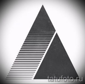 Эскиз татуировки с изображением двух треугольников, один из которых заполнен штриховкой. Минималистичный и графичный рисунок.
