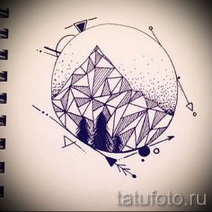 Эскиз татуировки с изображением горы, заключенной в круг, с добавлением линий и точек. Минималистичный рисунок татуировки.