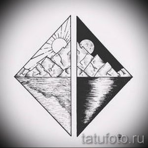 Эскиз татуировки с изображением треугольника, разделенного на две части: одна символизирует день с солнцем и горами, другая – ночь с луной и водой.