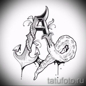 Черно-белое фото тату с буквой 'A', стилизованной под морской якорь и украшенной осьминогом. Оригинальный и необычный дизайн для любителей морской тематики.