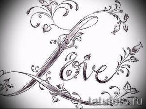 Черно-белый эскиз татуировки с надписью 'Love', украшенной нежными цветами и листьями. Идеально для романтичных и любящих сердец.
