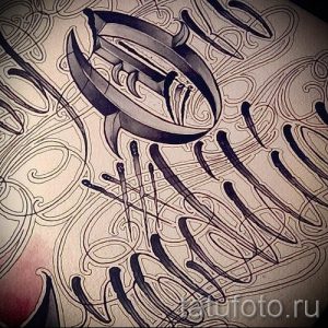 Черно-белый эскиз татуировки буквы 'S' в стиле Blackwork с острыми углами и декоративными элементами. Идеально для любителей минимализма и графики.