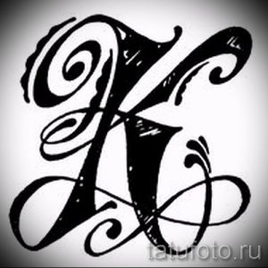 Черно-белый эскиз татуировки с изображением буквы "K", выполненной в каллиграфическом стиле с добавлением декоративных завитков и узоров.