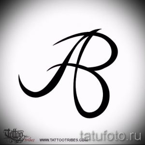 Черно-белый эскиз татуировки с изображением буквы "B", выполненной в современном минималистичном стиле.