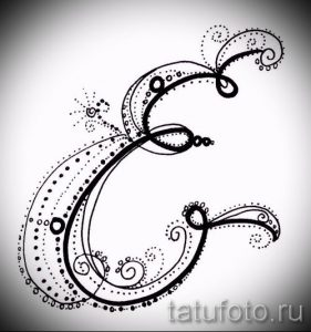Фото тату с изображением буквы 'C' в стиле Dotwork. Минималистичный рисунок, выполненный с использованием точек и завитушек.