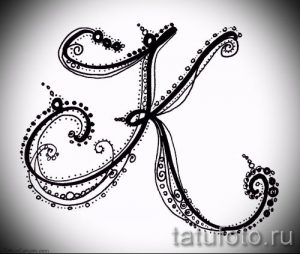 Фото тату с изображением буквы 'K' в стиле Dotwork. Минималистичный рисунок, выполненный с использованием точек.