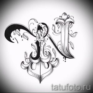 Фото тату с изображением буквы 'N' в стиле Blackwork. Детализированный рисунок с использованием черных тонов и геометрических узоров.