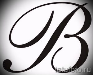 Черно-белое фото тату с изображением буквы 'B' в каллиграфическом стиле. Идеально для инициалов или монограмм.