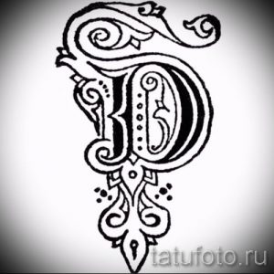 Фото тату: изящная буква 'D', украшенная сложными витиеватыми узорами и завитками. Подходит для создания уникальных монограмм.