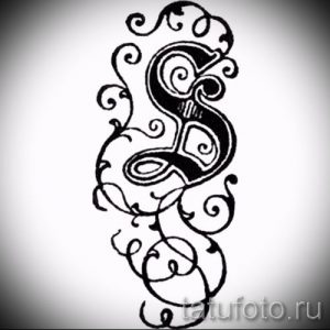 Фото тату: изящная буква 'S', украшенная сложными витиеватыми узорами и завитками. Идеально для создания уникальных монограмм.