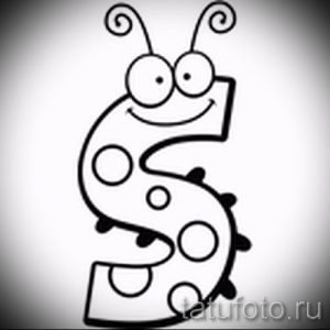 Черно-белый эскиз татуировки, изображающий букву 'S', стилизованную под забавную гусеницу с большими глазами и улыбкой. Идеально для детских тату или любителей оригинальных рисунков.