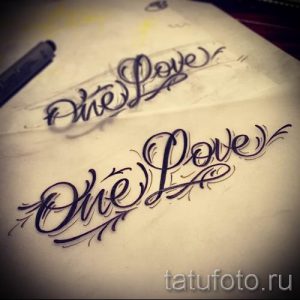 Два черно-белых эскиза татуировок с надписью 'One Love', выполненные в каллиграфическом стиле. Буквы украшены изящными завитушками и узорами.