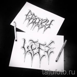 Два черно-белых эскиза татуировок с надписями, выполненными в стиле блэкворк. Текст выполнен острыми, угловатыми линиями, создающими эффект мрачности и силы.