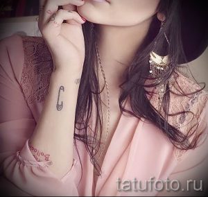 тату булавка фото для статьи про значение татуировки с булавкой - tatufoto.ru - 4