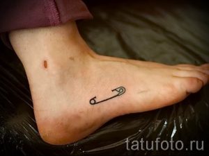 тату булавка фото для статьи про значение татуировки с булавкой - tatufoto.ru - 7