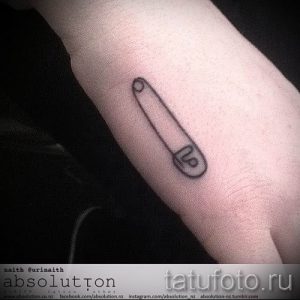 тату булавка фото для статьи про значение татуировки с булавкой - tatufoto.ru - 11