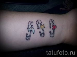 тату булавка фото для статьи про значение татуировки с булавкой - tatufoto.ru - 14