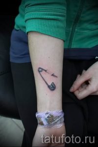 тату булавка фото для статьи про значение татуировки с булавкой - tatufoto.ru - 15