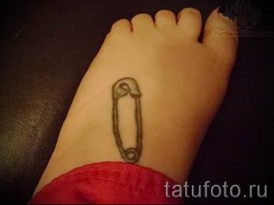 тату булавка фото для статьи про значение татуировки с булавкой - tatufoto.ru - 16