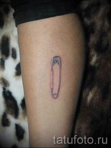 тату булавка фото для статьи про значение татуировки с булавкой - tatufoto.ru - 17