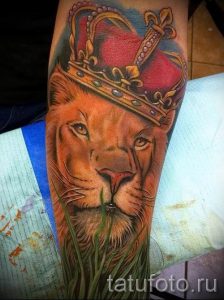 тату лев с короной - фото для статьи про значение татуировки - tatufoto.ru - 1