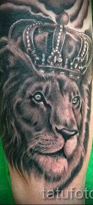 тату лев с короной — фото для статьи про значение татуировки  — tatufoto.ru — 2