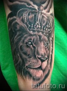 тату лев с короной - фото для статьи про значение татуировки - tatufoto.ru - 2