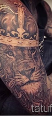 тату лев с короной — фото для статьи про значение татуировки  — tatufoto.ru — 3