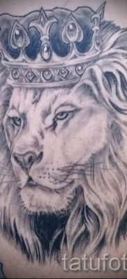тату лев с короной — фото для статьи про значение татуировки  — tatufoto.ru — 5