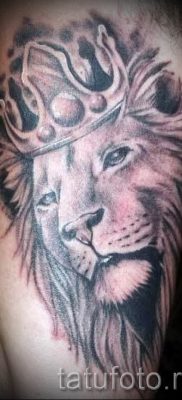 тату лев с короной — фото для статьи про значение татуировки  — tatufoto.ru — 7