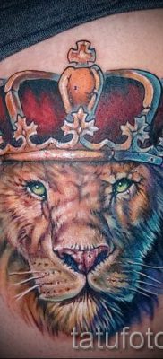 тату лев с короной — фото для статьи про значение татуировки  — tatufoto.ru — 8