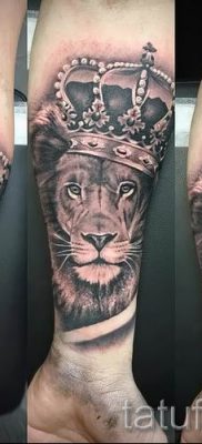 тату лев с короной — фото для статьи про значение татуировки  — tatufoto.ru — 16