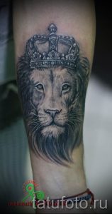 тату лев с короной - фото для статьи про значение татуировки - tatufoto.ru - 19