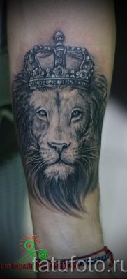 тату лев с короной — фото для статьи про значение татуировки  — tatufoto.ru — 19