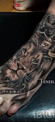 тату лев с короной — фото для статьи про значение татуировки  — tatufoto.ru — 23