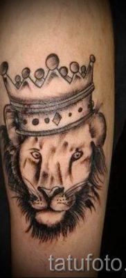 тату лев с короной — фото для статьи про значение татуировки  — tatufoto.ru — 25