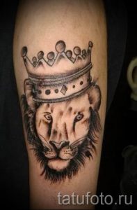 тату лев с короной - фото для статьи про значение татуировки - tatufoto.ru - 25